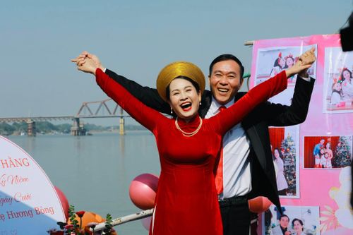 Sao Việt 20/12: Vợ chồng NSND Lan Hương kỷ niệm 35 ngày cưới trên du thuyền