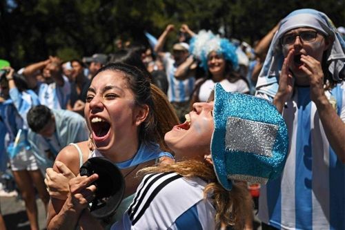 Triệu người hâm mộ Argentina mở hội xuyên đêm chờ Messi mang cúp trở về