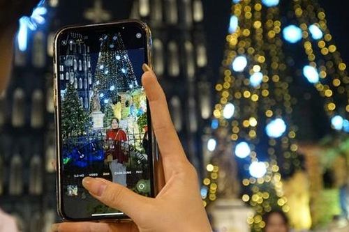 Người dân đổ về Nhà thờ Lớn trước Giáng sinh