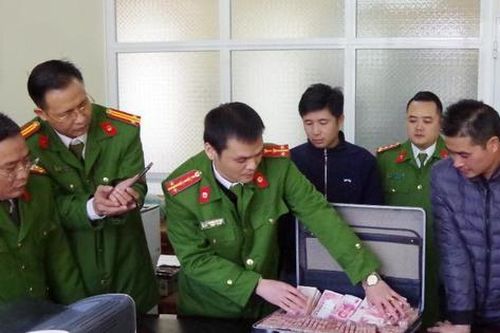 Xe khách vận chuyển số lượng lớn ngoại tệ trái phép