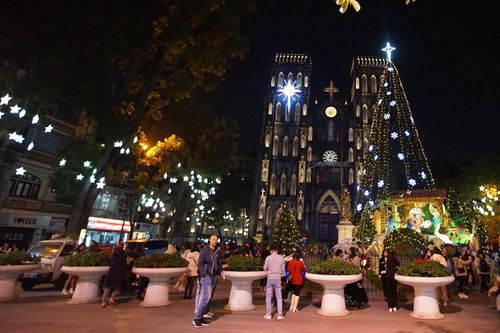 Không gian đầy sắc màu bên Nhà thờ Lớn Hà Nội