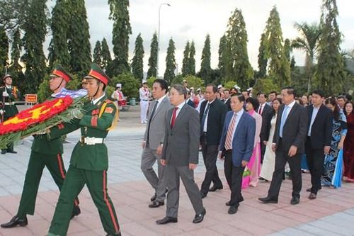Lãnh đạo tỉnh Khánh Hòa viếng Nghĩa trang liệt sĩ Hòn Dung