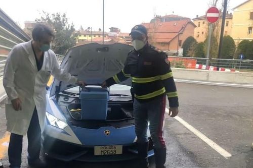 Cảnh sát Italy dùng siêu xe Lamborghini chuyển nội tạng