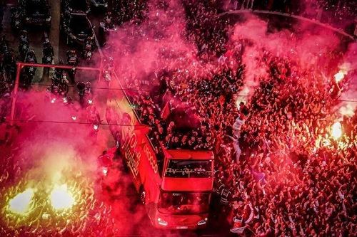 Biển người chào đón tuyển Morocco trở về sau chiến công lịch sử