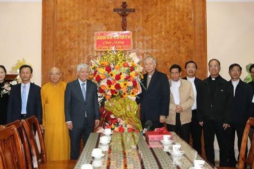 Chủ tịch Ủy ban Trung ương MTTQ Việt Nam chúc mừng Giáng sinh tại Kon Tum