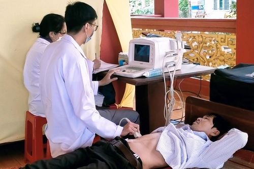 Khám bệnh miễn phí, tặng quà cho người nghèo dân tộc thiểu số