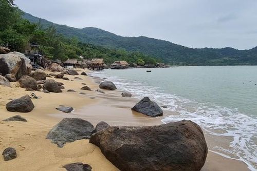 Check in bãi biển hoang sơ tuyệt đẹp dưới chân núi Sơn Trà