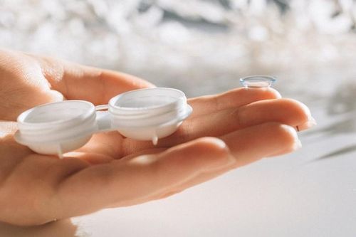 Đeo kính áp tròng 10 năm, cô gái nhận kết đắng