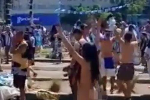 Thêm nữ cổ động viên ngực trần mừng Argentina, phản ứng của đám đông mới bất ngờ