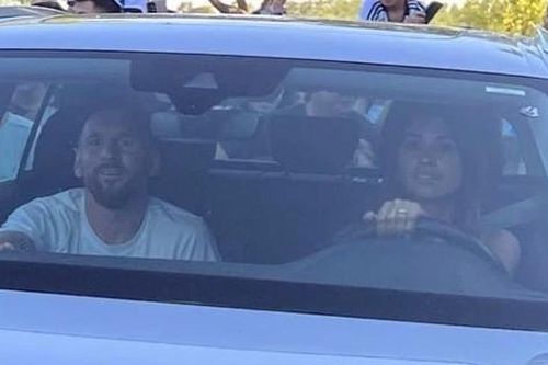 Vợ lái xe đưa Messi về nhà