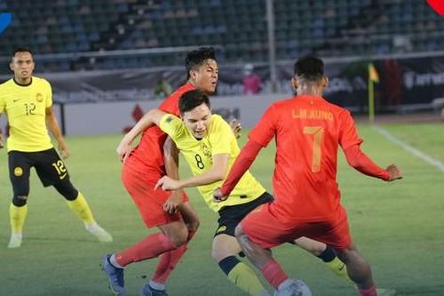 Malaysia thắng hú vía chủ nhà Myanmar, trọng tài bù giờ như World Cup