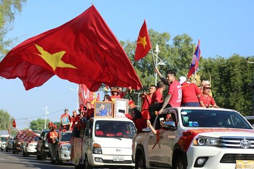 Cổ động viên diễu hành trên nước bạn Lào 'tiếp lửa' cho đội tuyển Việt Nam