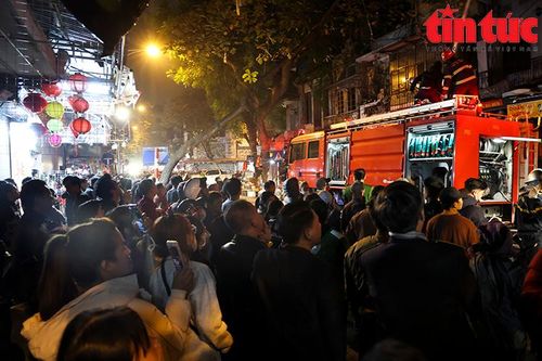 Hà Nội: Cháy lớn tại ngôi nhà 5 tầng trên phố Hàng Mã lúc nửa đêm