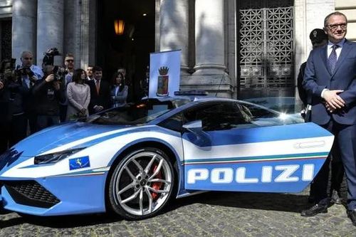 Cảnh sát Italy dùng siêu xe Lamborghini vận chuyển 'món quà Giáng sinh tuyệt đẹp nhất'