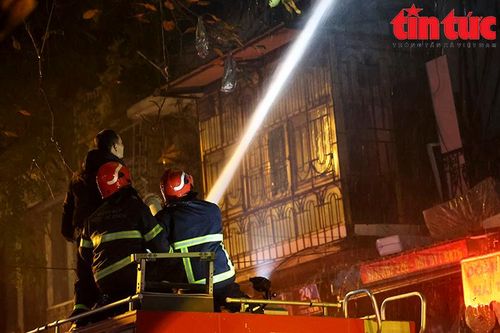 Say rượu, tự phóng hỏa đốt nhà tại một chung cư ở Hà Nội