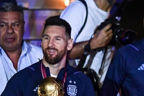 Messi và đồng đội phải trả lại cúp vàng trị giá 20 triệu USD cho FIFA