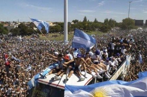 Triệu CĐV đón Messi, rước cúp vàng, ĐT Argentina phải nhờ trực thăng 'giải cứu'