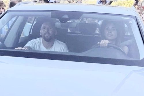 Vợ Messi làm tài xế đưa chồng về quê nhà