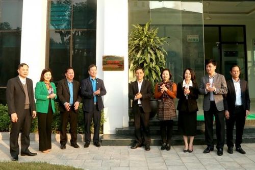 Gắn biển công trình chào mừng 50 năm thành lập Công đoàn Công nghiệp Hóa chất Việt Nam