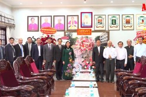 Trưởng ban Dân vận Trung ương Bùi Thị Minh Hoài chúc Giáng sinh tại Tòa Giám mục Long Xuyên