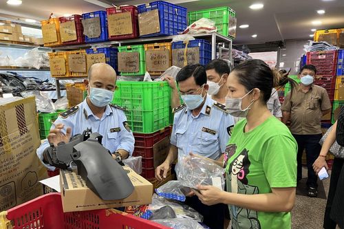 Kiểm tra phát hiệu nhiều vi phạm tại chợ bán phụ tùng xe máy lớn nhất phía Nam