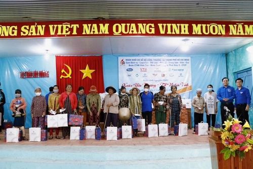 'Xuân yêu thương, Tết nghĩa tình' đến với người nghèo huyện Tuy Phong