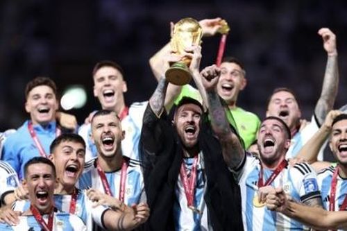 Argentina phải trả cúp vàng 6,1 kg nguyên bản cho FIFA