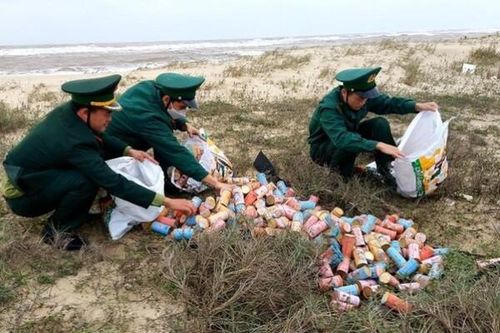 Quảng Bình: Phát hiện hơn 800 hộp thuốc lá nước ngoài dạt vào bờ biển