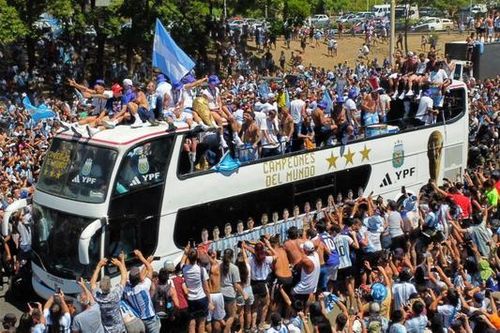 Hàng triệu người hâm mộ Argentina đón cúp vàng World Cup