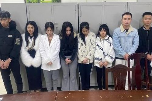 Thuê 5 nhân viên nữ quán bar 'dự tiệc ma túy'