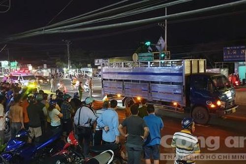 Đi mua sữa giùm bà nội, em trai 15 tuổi va chạm xe tải tử vong