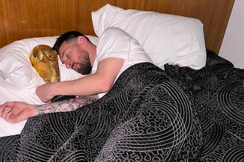 Sự thật bất ngờ về chiếc cup vàng mà Messi ôm cả lúc đi ngủ