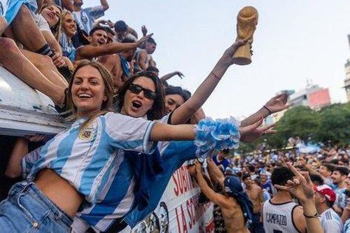 Biển người Argentina phủ kín các con phố, Messi và đồng đội phải nhờ trực thăng giải cứu