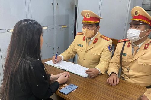 Xem xét xử lý hình sự người phụ nữ có hành vi lăng mạ Cảnh sát giao thông