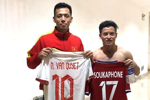 Văn Quyết đổi áo với ngôi sao tuyển Lào