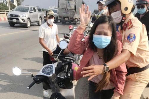 CSGT TP.HCM cứu cô gái định nhảy sông Sài Gòn