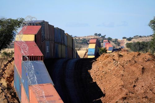 Arizona dỡ bỏ 'bức tường' container ở biên giới Mexico