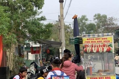 Đồ ăn, đồ chơi không rõ nguồn gốc trước cổng trường: Không an toàn vẫn cho trẻ dùng