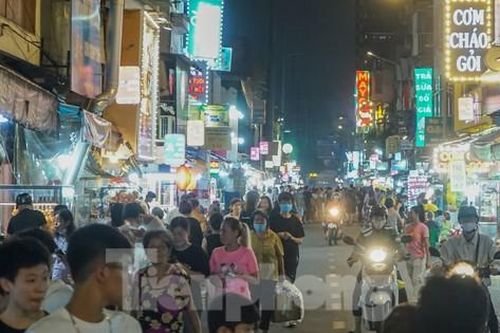 Phố ẩm thực Nguyễn Thượng Hiền chật kín người ngày khai trương