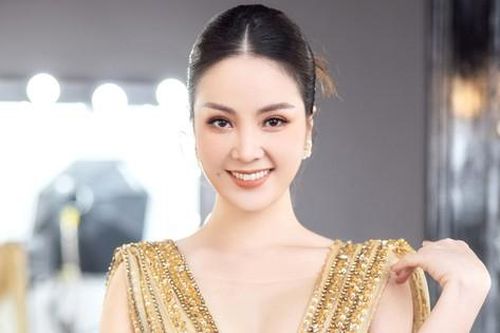 Thụy Vân diện váy xẻ sâu