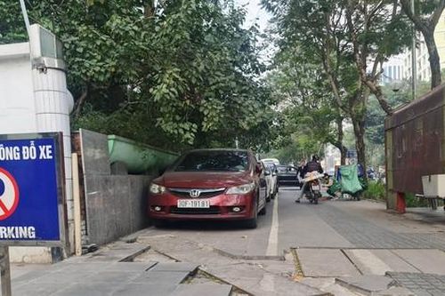 Nhiều quận ở Hà Nội bắt đầu dẹp bãi xe ô tô trên vỉa hè