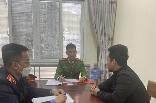 Tài xế ô tô mải dùng điện thoại gây tai nạn chết người rồi bỏ trốn