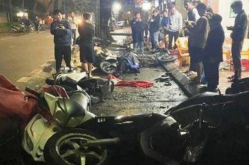Tài xế lái ô tô 'hạ gục' hàng loạt xe máy, tông hỏng cổng nhà dân