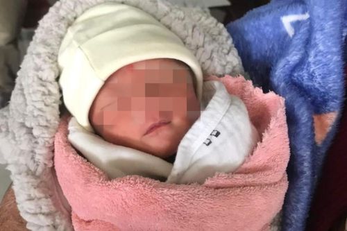 Bé trai 2 tuần tuổi bị bỏ rơi trong căn nhà hoang cùng bức 'tâm thư'