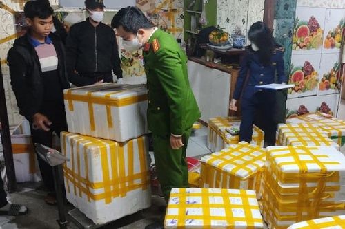 Liên tục phát hiện thực phẩm bẩn chuẩn bị tuồn ra thị trường