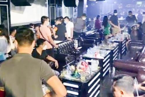 Phố cổ nói 'không' với ma túy, 'bóng cười'