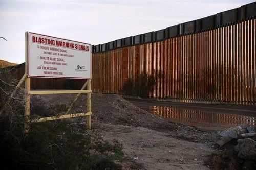 Bang Arizona của Mỹ dỡ bỏ bức tường container ở biên giới với Mexico