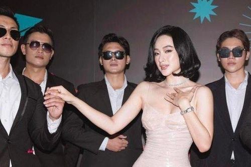 Angela Phương Trinh 3 lần thay váy trực tiếp gây bất ngờ