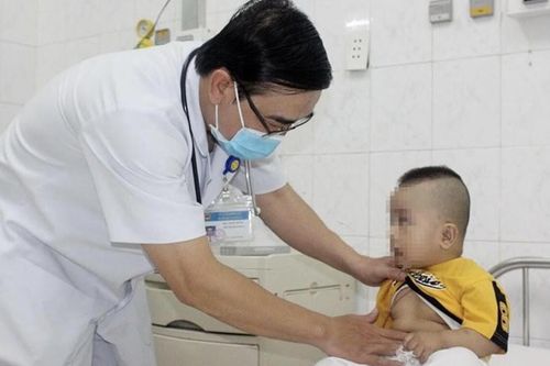 Bé trai gần 9 tháng tuổi được phát hiện mảnh thủy tinh sắc nhọn trong dạ dày