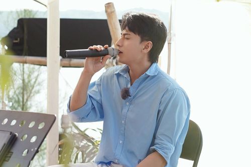 Isaac đẹp bất chấp dù bị 'dìm hàng', chỉ một chi tiết thể hiện sự chuyên nghiệp